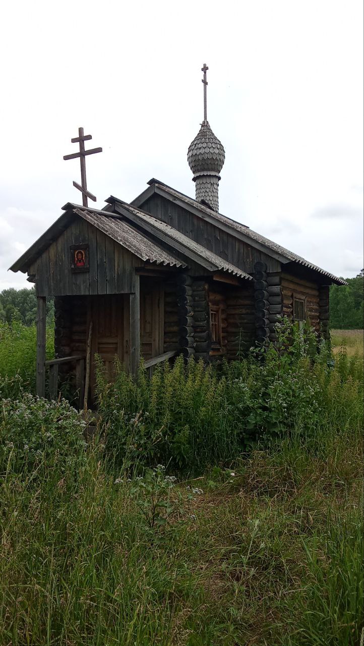 Local chapel and memorial cross (near Tashara).