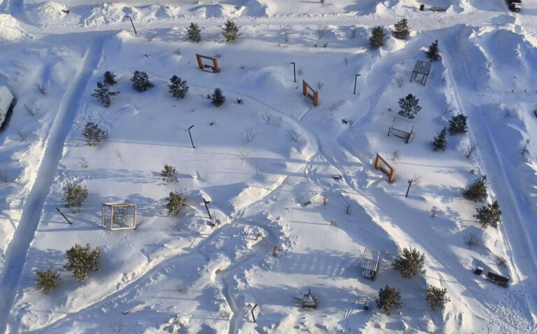 It is interesting to see the patterns in the snow - the paths people use. The swing is swinging - even in Siberian winters.